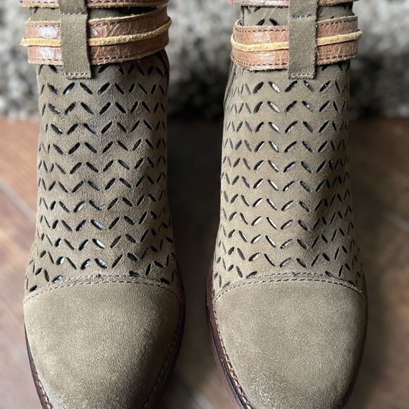 CIRCLE G Laser Cut Suede Ankle Booties •Size 8.5 • Women - Picture 5 of 16